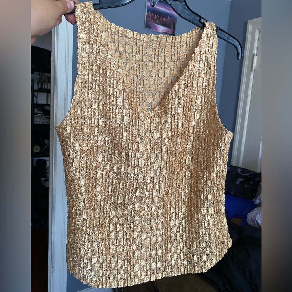 Gold top v cut